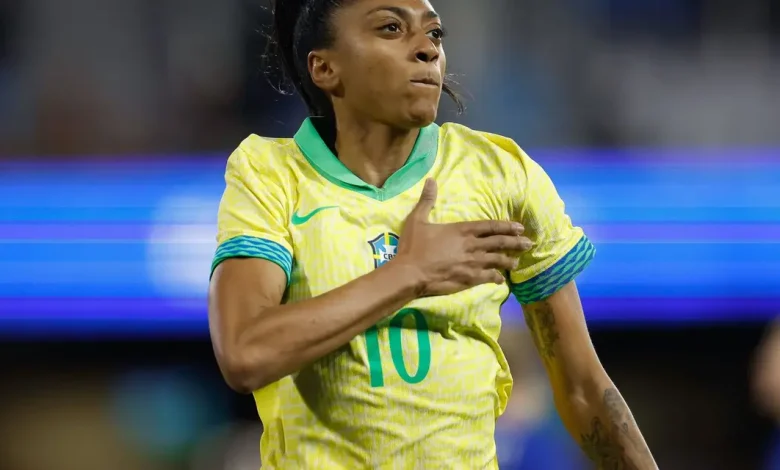 O Barcelona oficializou a contratação da atacante brasileira Kerolin, estabelecendo um novo recorde de valor no futebol feminino nacional. Confira os detalhes.