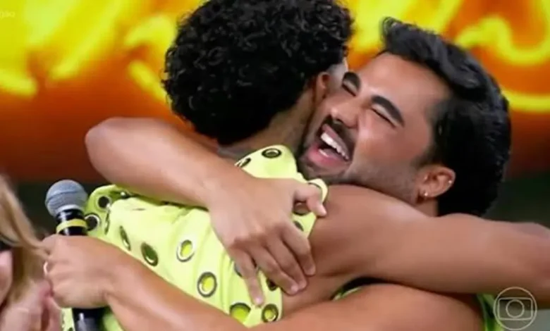 O cantor Livinho e o influenciador Lucas Guedez encerram desavenças publicamente durante exibição do programa Domingão com Huck. Confira os detalhes.