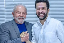 O deputado André Janones reafirma seu apoio ao governo Lula para 2026, prometendo uma atuação intensa e sem reservas nas redes sociais e na política nacional.