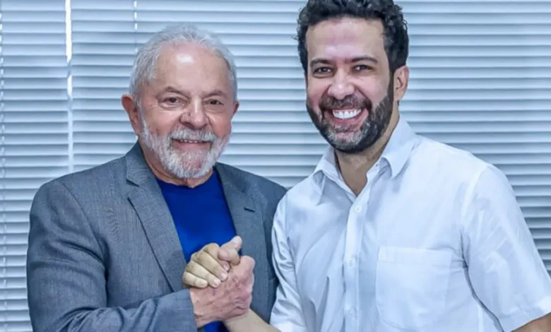 O deputado André Janones reafirma seu apoio ao governo Lula para 2026, prometendo uma atuação intensa e sem reservas nas redes sociais e na política nacional.