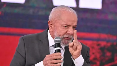 Investigação da Polícia Federal identifica pagamentos de amiga de Fábio Luís Lula da Silva a ex-chefe de gabinete de Lula. Confira os detalhes.