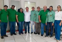 A Prefeitura de Lutécia realizou a entrega de novos uniformes para os profissionais do transporte escolar, visando melhor identificação e padronização.