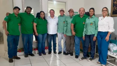 A Prefeitura de Lutécia realizou a entrega de novos uniformes para os profissionais do transporte escolar, visando melhor identificação e padronização.