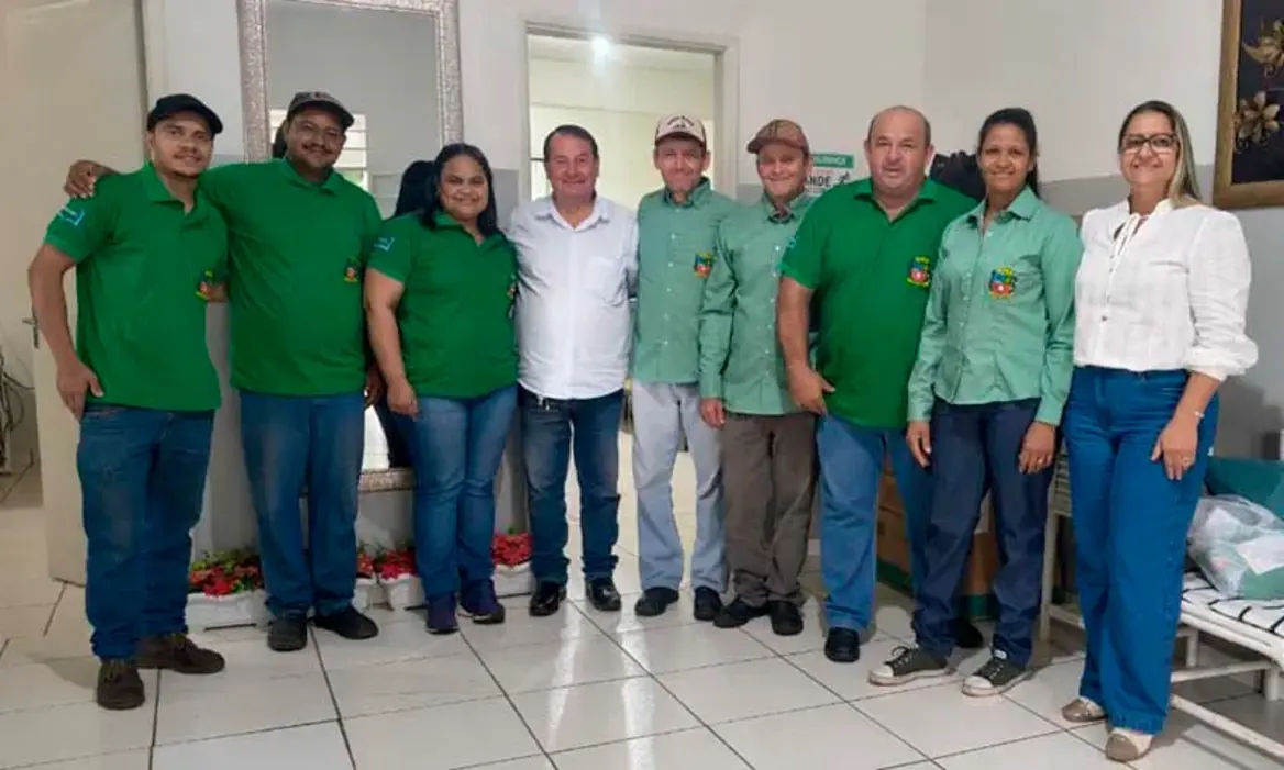 A Prefeitura de Lutécia realizou a entrega de novos uniformes para os profissionais do transporte escolar, visando melhor identificação e padronização.