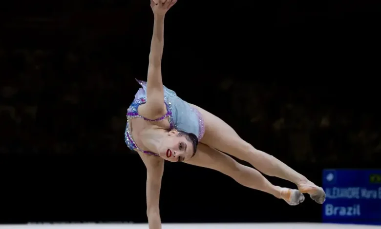 Babi e Maria Eduarda estreiam com brilho no Mundial de Ginástica Rítmica, colocando o Brasil em destaque no cenário internacional do esporte.