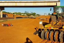 Um grave acidente na Rodovia SP-284, em Paraguaçu Paulista, resultou na morte de um motociclista após colisão com trator. Confira os detalhes do caso.