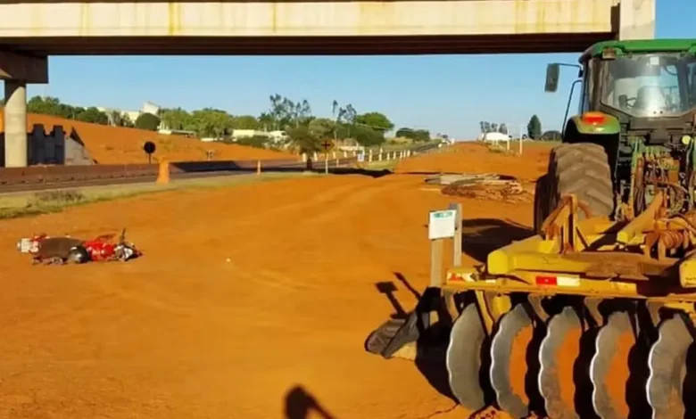 Um grave acidente na Rodovia SP-284, em Paraguaçu Paulista, resultou na morte de um motociclista após colisão com trator. Confira os detalhes do caso.