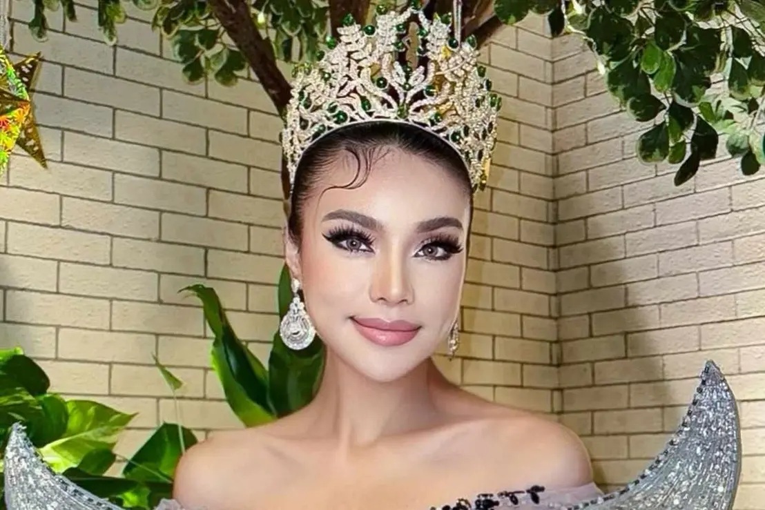 Miss Mundo Indonésia morre tragicamente no dia do aniversário 6 O mundo da beleza está em luto. A Miss Mundo Indonésia, Alya Nurshabrina, faleceu tragicamente no dia de seu aniversário. Confira os detalhes desta perda.