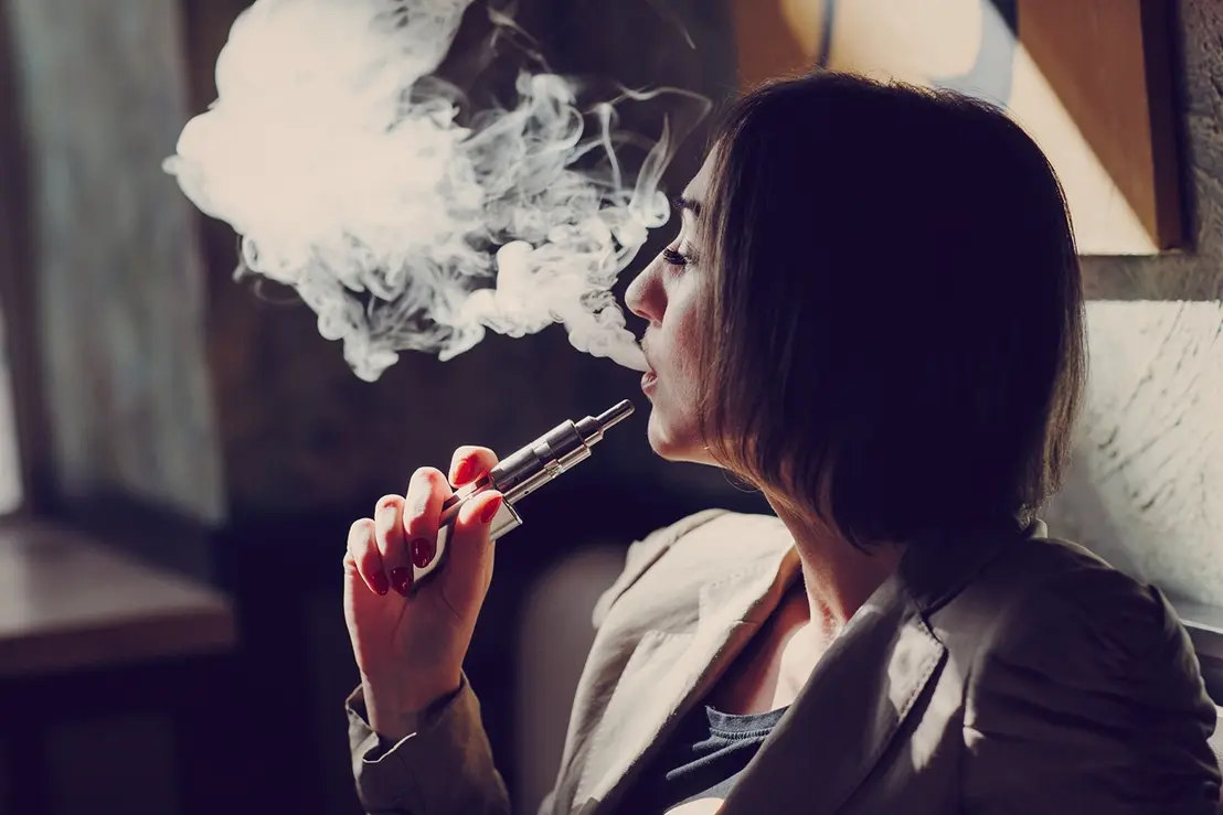 Estudos recentes revelam como o uso de cigarros eletrônicos afeta células embrionárias, trazendo novos alertas sobre os riscos do vaping para a saúde pública.