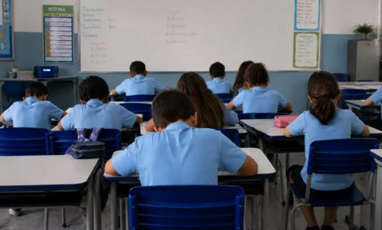 Levantamento recente revela que escolas públicas do Nordeste dominam o topo do ranking de ensino nacional, superando expectativas e desafios regionais.