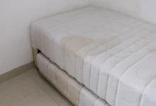 Descubra os riscos ocultos de não higienizar seu colchão regularmente e como a poeira e ácaros podem prejudicar o seu bem-estar e sono.