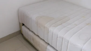 Descubra os riscos ocultos de não higienizar seu colchão regularmente e como a poeira e ácaros podem prejudicar o seu bem-estar e sono.