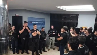 Uma força-tarefa com 65 policiais resultou na prisão de 11 pessoas suspeitas de tráfico de drogas e lavagem de dinheiro na cidade de Assis.