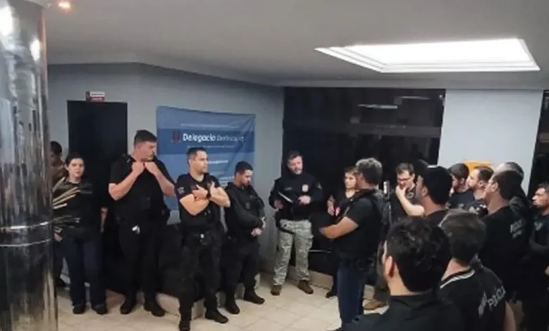 Uma força-tarefa com 65 policiais resultou na prisão de 11 pessoas suspeitas de tráfico de drogas e lavagem de dinheiro na cidade de Assis.