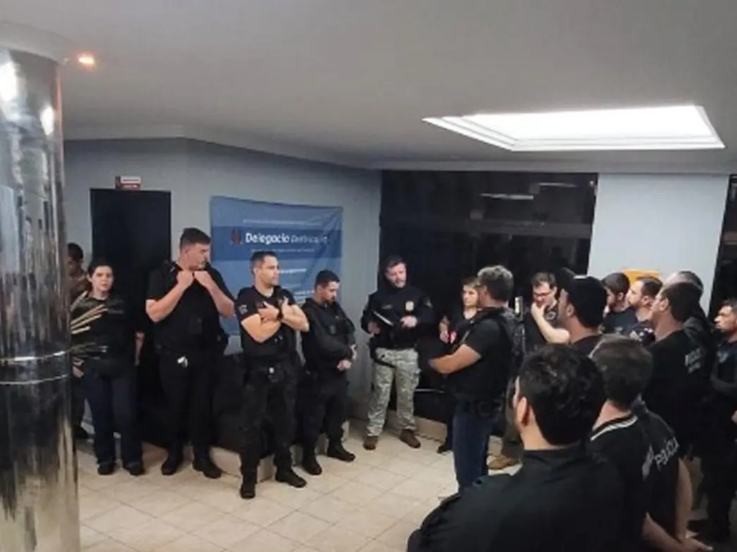 Uma força-tarefa com 65 policiais resultou na prisão de 11 pessoas suspeitas de tráfico de drogas e lavagem de dinheiro na cidade de Assis.