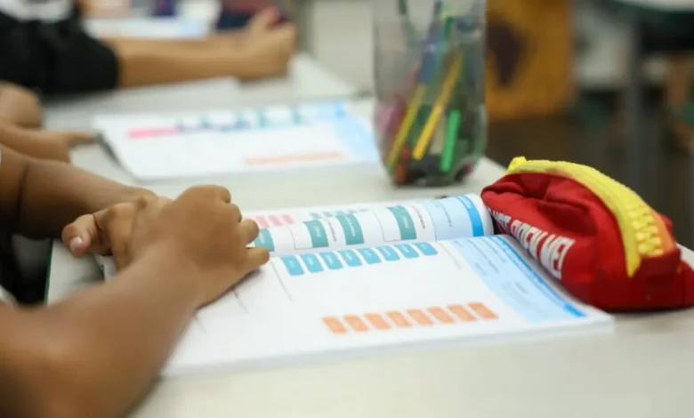 O Paraná implementa estratégia de reforço escolar direcionado para melhorar o desempenho dos alunos no Ideb e elevar a qualidade da educação pública estadual.