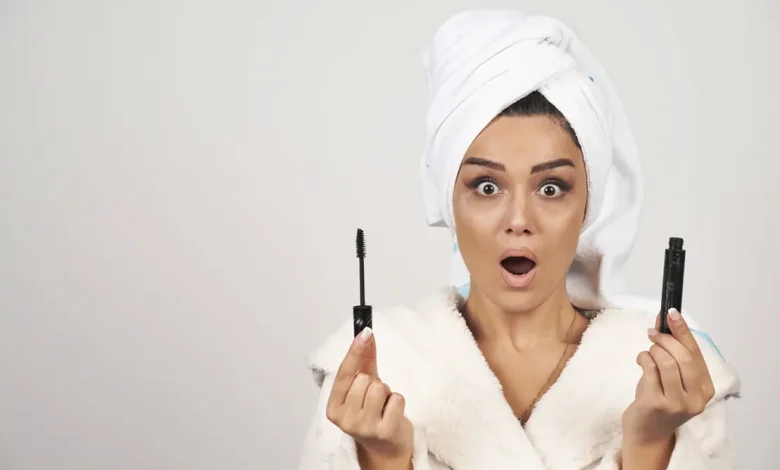 A máscara de cílios perde espaço entre a Geração Z, que busca novas tendências de beleza. Entenda como essa mudança impacta o mercado de cosméticos.