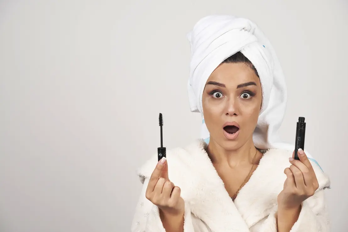 A máscara de cílios perde espaço entre a Geração Z, que busca novas tendências de beleza. Entenda como essa mudança impacta o mercado de cosméticos.