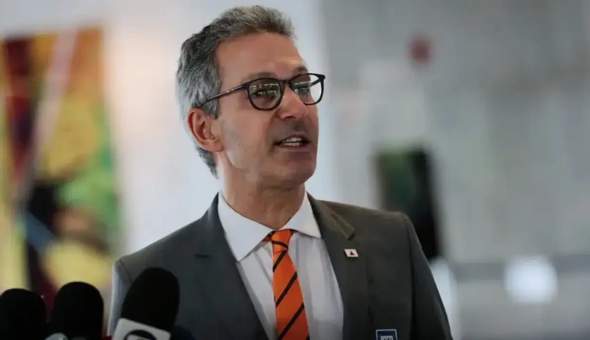 Zema aponta juros de Brasília como causa da dívida mineira 6 O governador Romeu Zema afirma que a dívida nominal de Minas Gerais cresce devido aos juros praticados pelo governo federal. Confira a análise detalhada.