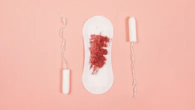 Entenda quando o fluxo menstrual intenso deixa de ser normal e exige atenção médica. Identifique sintomas e saiba a hora de buscar especialistas.