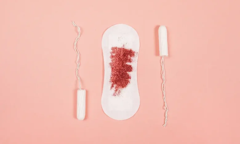 Entenda quando o fluxo menstrual intenso deixa de ser normal e exige atenção médica. Identifique sintomas e saiba a hora de buscar especialistas.