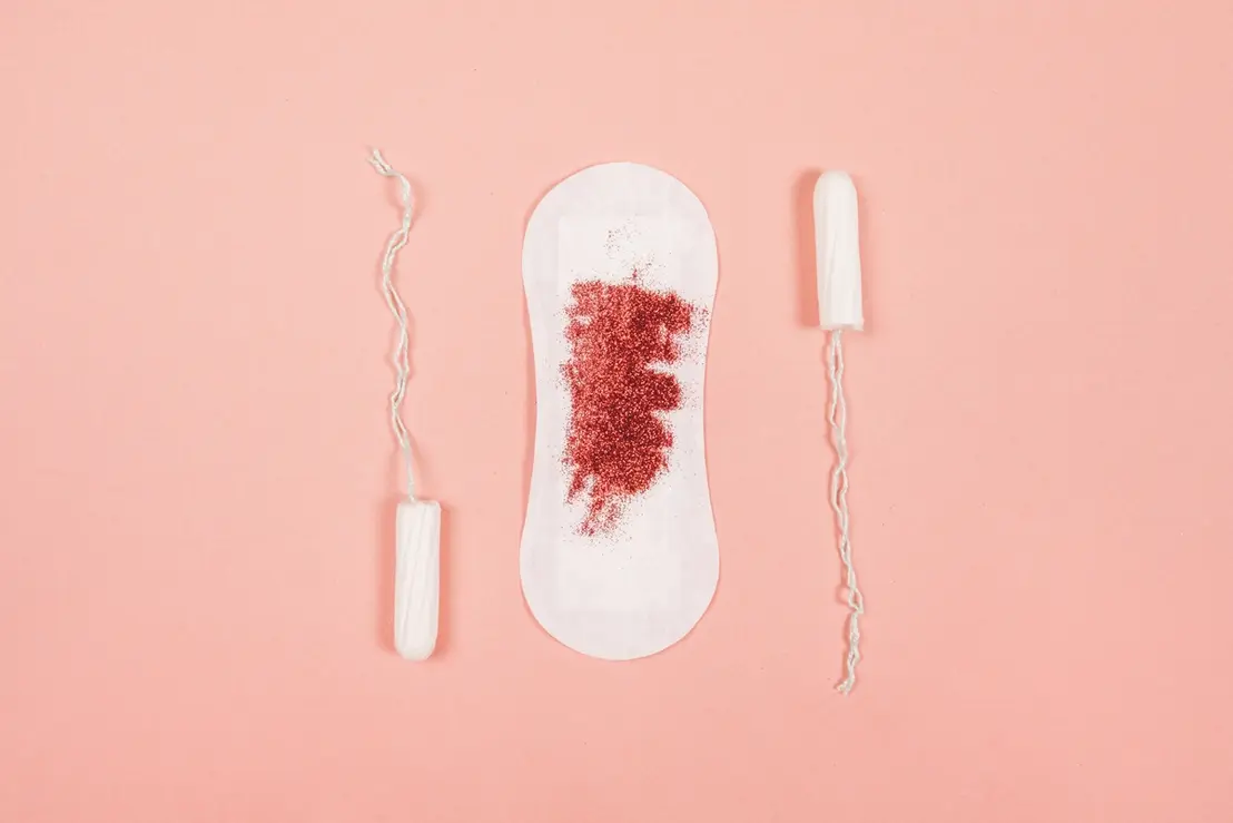Fluxo menstrual intenso: quando buscar ajuda médica? 6 Entenda quando o fluxo menstrual intenso deixa de ser normal e exige atenção médica. Identifique sintomas e saiba a hora de buscar especialistas.