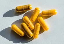 Entenda os perigos e a eficácia dos medicamentos manipulados para emagrecer. Saiba por que o acompanhamento médico é indispensável para sua saúde.
