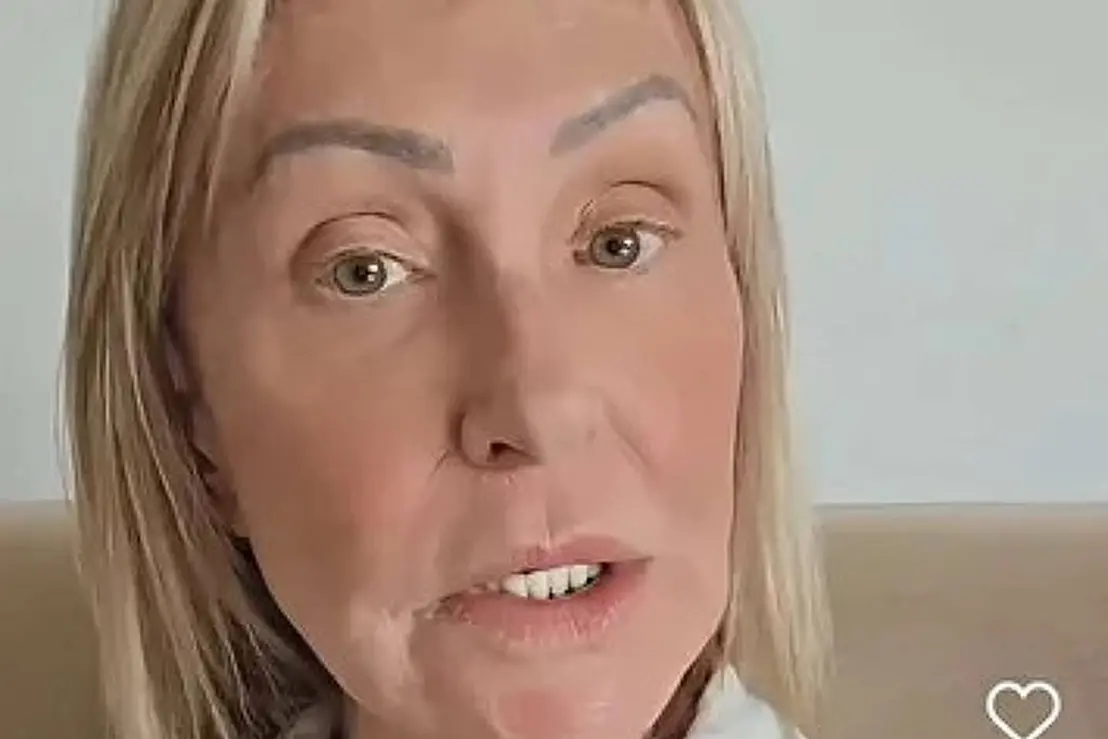 Escritora denuncia piloto da LATAM por racismo em voo 6 Uma escritora utilizou as redes sociais para denunciar um caso grave de discriminação racial envolvendo um piloto da companhia aérea LATAM.
