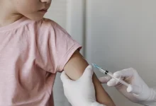 A Anvisa emitiu um alerta urgente sobre a venda de vacinas experimentais falsas. Entenda como identificar o golpe e proteger sua saúde.