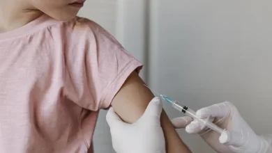 A Anvisa emitiu um alerta urgente sobre a venda de vacinas experimentais falsas. Entenda como identificar o golpe e proteger sua saúde.