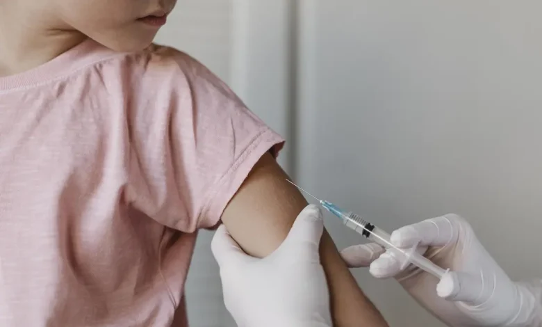 A Anvisa emitiu um alerta urgente sobre a venda de vacinas experimentais falsas. Entenda como identificar o golpe e proteger sua saúde.