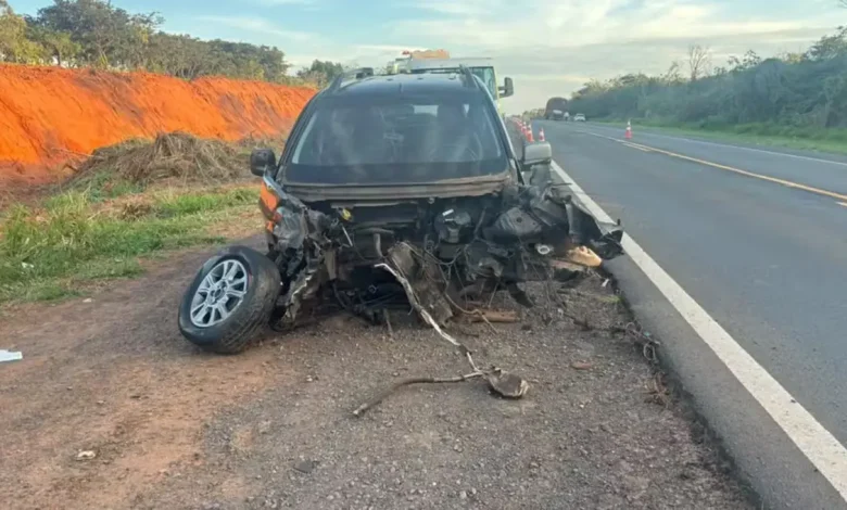 Motorista é socorrida após colisão traseira contra carreta na Rodovia Prefeito Homero Severo Lins, em Rancharia. Confira os detalhes do atendimento.