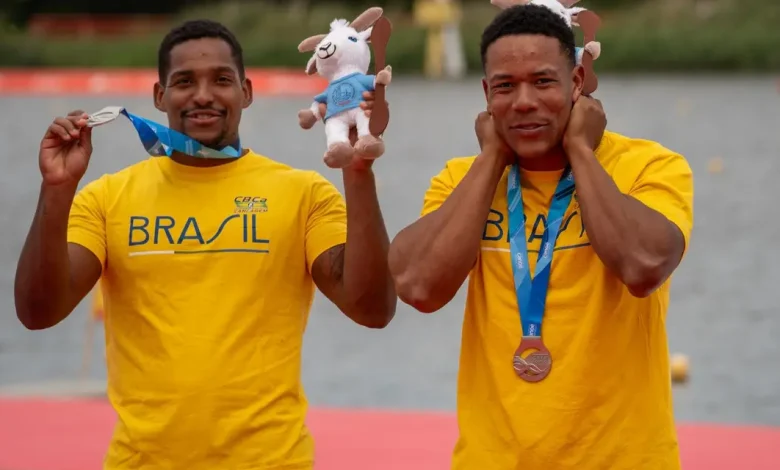 A dupla brasileira Jacky Godmann e Gabriel Nascimento brilha no cenário internacional e garante a medalha de prata no Mundial de Canoagem.