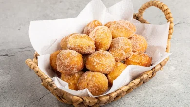 Aprenda a fazer um delicioso bolinho de chuva fofinho sem leite e sem farinha de trigo. Uma receita prática, leve e perfeita para o lanche da tarde.