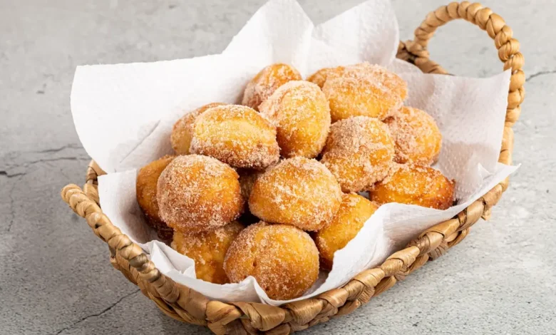 Aprenda a fazer um delicioso bolinho de chuva fofinho sem leite e sem farinha de trigo. Uma receita prática, leve e perfeita para o lanche da tarde.