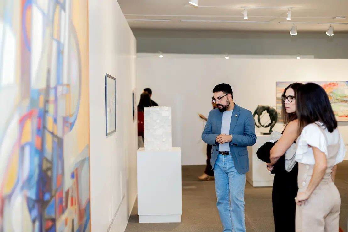 A exposição Utopias em Construção oferece uma imersão cultural única para o feriado. Confira detalhes e inspire-se com as instalações artísticas.