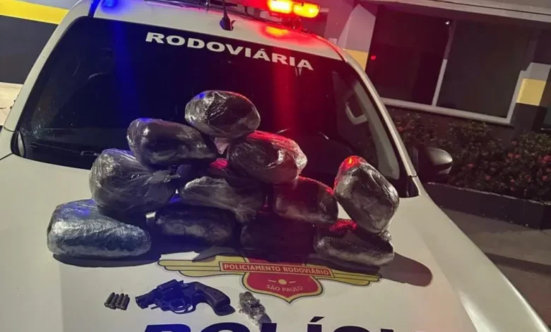 Uma ação policial na Rodovia Raposo Tavares resultou na apreensão de 69 kg de entorpecentes e um revólver escondidos em um ônibus. Confira os detalhes.