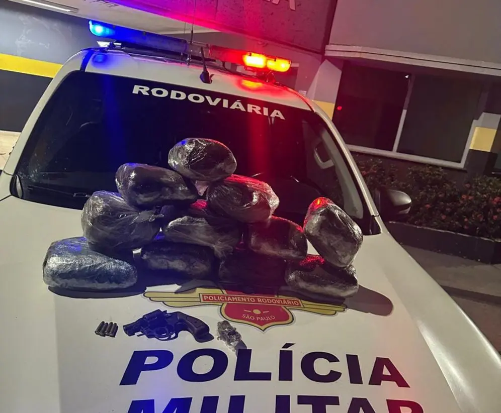 Uma ação policial na Rodovia Raposo Tavares resultou na apreensão de 69 kg de entorpecentes e um revólver escondidos em um ônibus. Confira os detalhes.