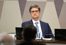 Mensagem revelada entre o PGR Paulo Gonet e o empresário Rodrigo Vorcaro sugere encontro informal regado a charutos e uísque, gerando debate em Brasília.