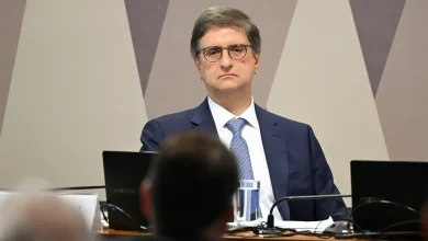 Mensagem revelada entre o PGR Paulo Gonet e o empresário Rodrigo Vorcaro sugere encontro informal regado a charutos e uísque, gerando debate em Brasília.
