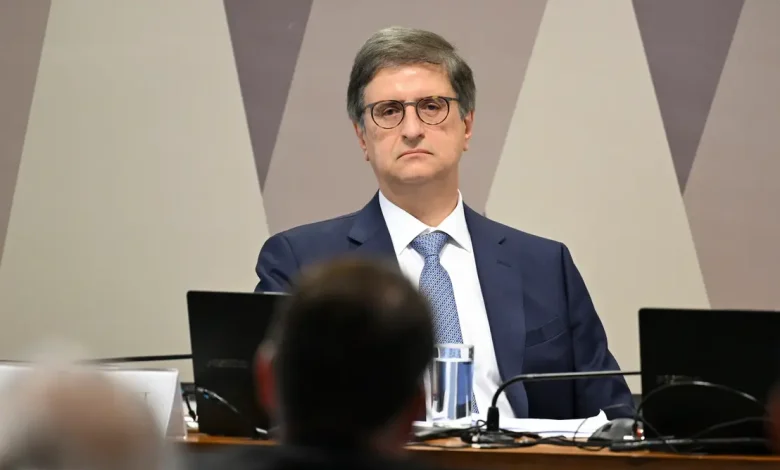 Mensagem revelada entre o PGR Paulo Gonet e o empresário Rodrigo Vorcaro sugere encontro informal regado a charutos e uísque, gerando debate em Brasília.