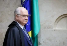 O ministro Edson Fachin decidiu separar o julgamento de ações relatadas pelos ministros Alexandre de Moraes e André Mendonça. Confira os detalhes.