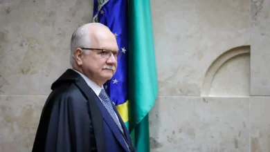 O ministro Edson Fachin decidiu separar o julgamento de ações relatadas pelos ministros Alexandre de Moraes e André Mendonça. Confira os detalhes.
