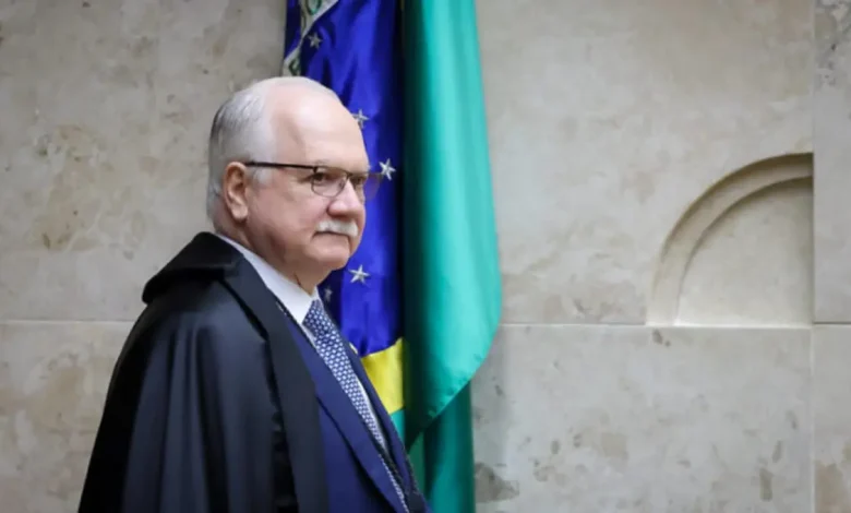 O ministro Edson Fachin decidiu separar o julgamento de ações relatadas pelos ministros Alexandre de Moraes e André Mendonça. Confira os detalhes.