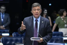 O senador Cid Gomes protocolou pedido de afastamento de Davi Alcolumbre da presidência da CCJ após impasse no fechamento do plenário do Senado Federal.