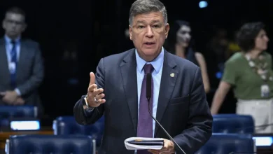 O senador Cid Gomes protocolou pedido de afastamento de Davi Alcolumbre da presidência da CCJ após impasse no fechamento do plenário do Senado Federal.