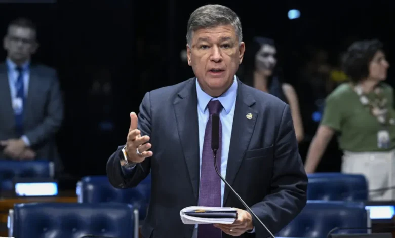 O senador Cid Gomes protocolou pedido de afastamento de Davi Alcolumbre da presidência da CCJ após impasse no fechamento do plenário do Senado Federal.