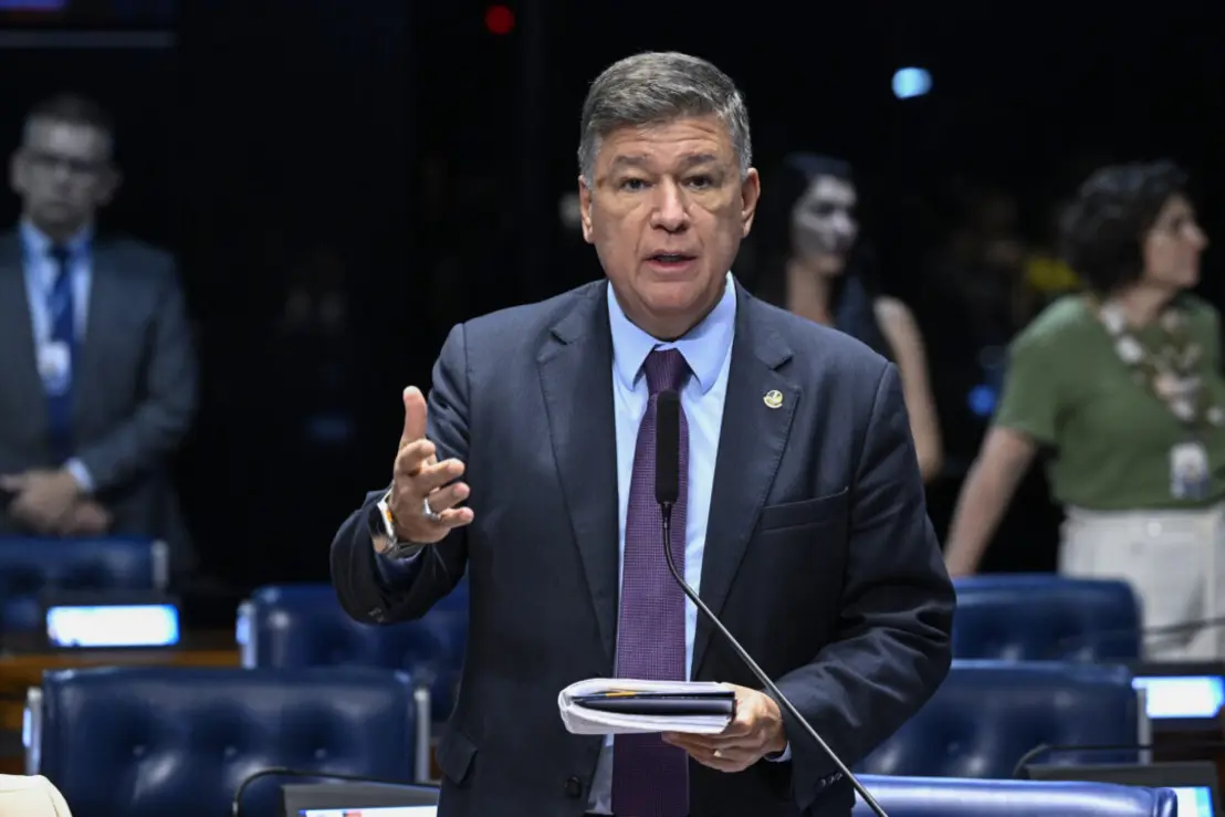 O senador Cid Gomes protocolou pedido de afastamento de Davi Alcolumbre da presidência da CCJ após impasse no fechamento do plenário do Senado Federal.
