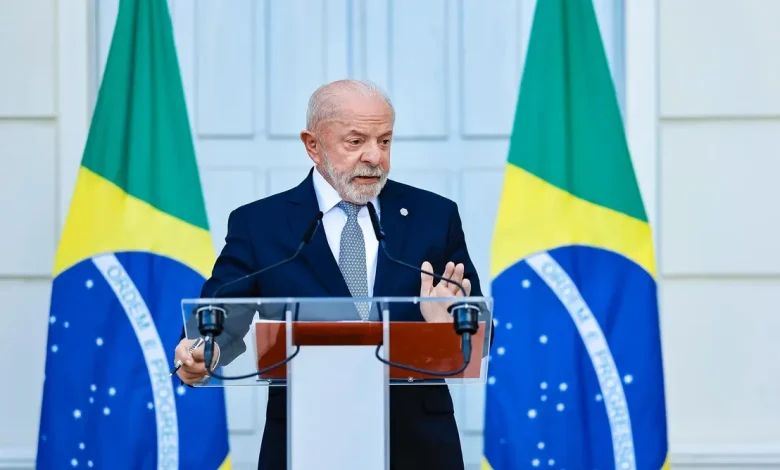 Nova pesquisa revela cenário polarizado para o governo Lula, com 46% de aprovação e 49% de desaprovação. Entenda os detalhes e a análise dos números.