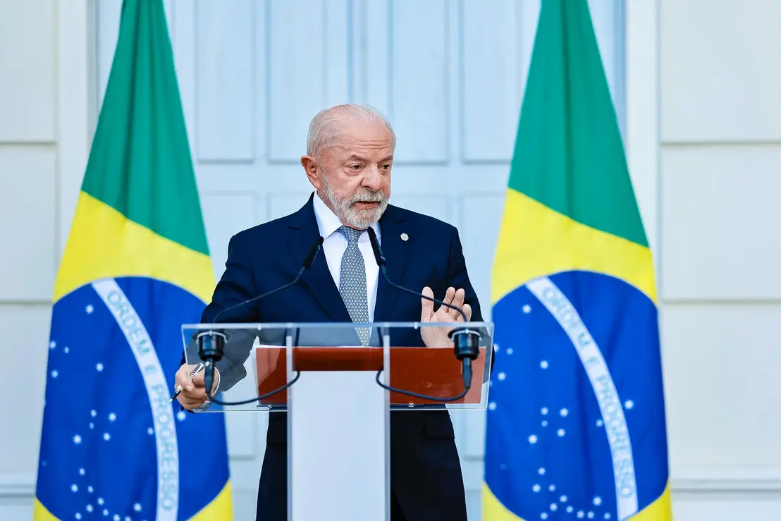 Nova pesquisa revela cenário polarizado para o governo Lula, com 46% de aprovação e 49% de desaprovação. Entenda os detalhes e a análise dos números.